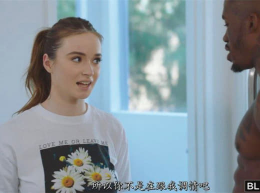年轻游戏女孩青少年在玩游戏时被操
